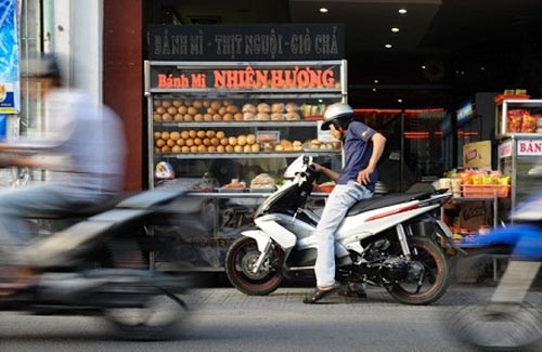 Những cửa hàng bánh mì pa-tê là lựa chọn thường thấy của người dân Việt Nam. Bánh mì Việt Nam đã từng xuất hiện trên trang du lịch của tờ National Geographic là một trong 15 loại bánh kẹp ngon nhất thế giới.